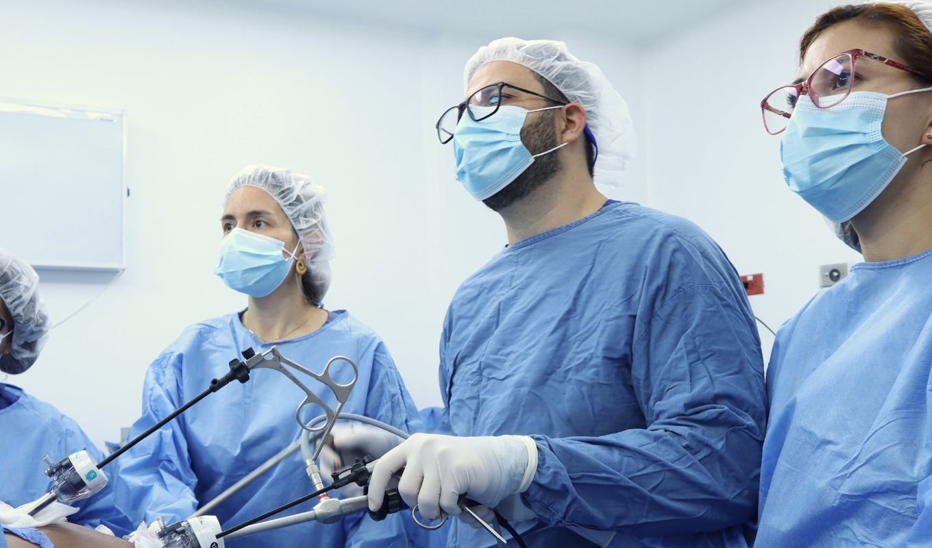 Surgical team performing bariatric procedure in Bogotá hospital