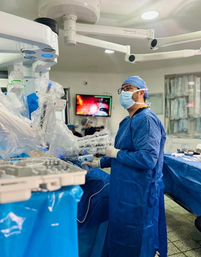 Dr. Felipe Bernal - Especialista en cirugía bariátrica robótica de tres incisiones