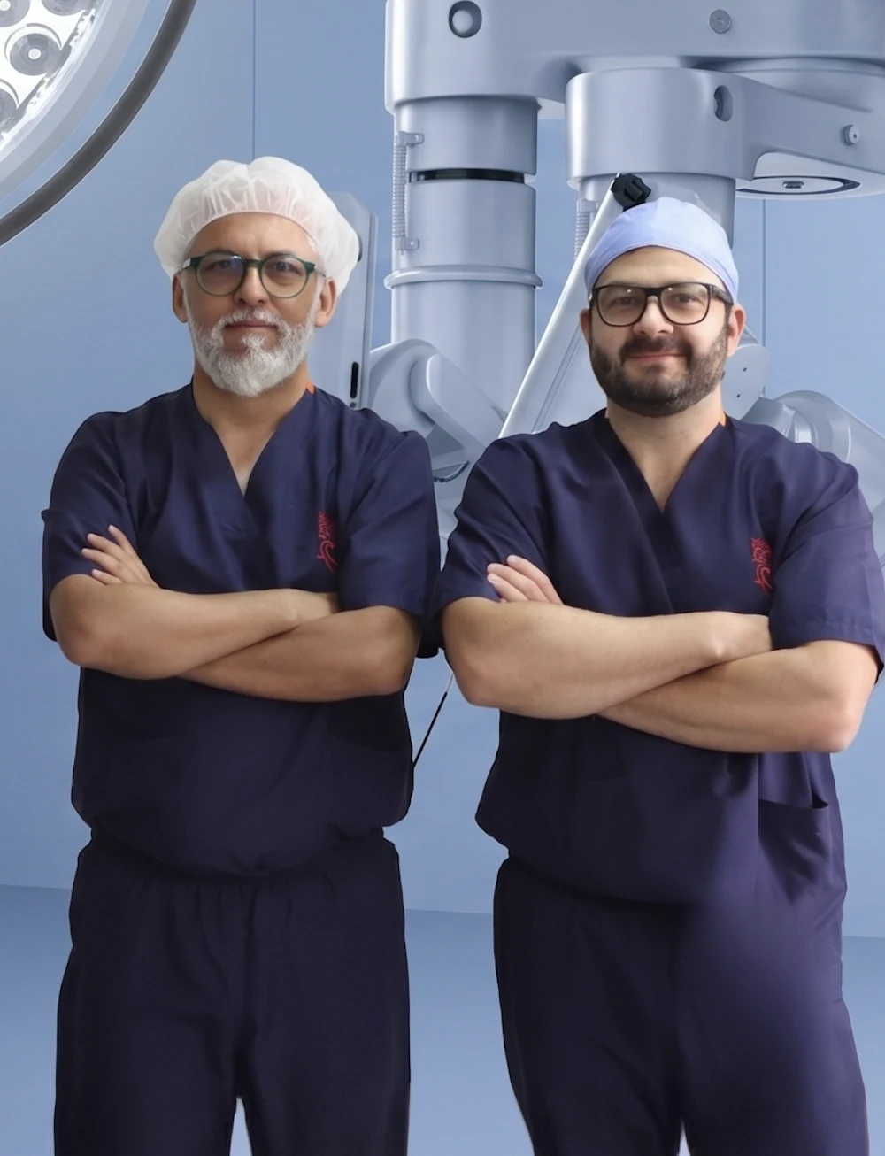 Dr. Rubén Luna and Dr. Felipe Bernal in front of Da Vinci robotic surgical system at Country Hospital Bogotá